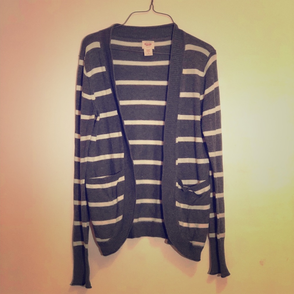 Gray and white sweater 🖤